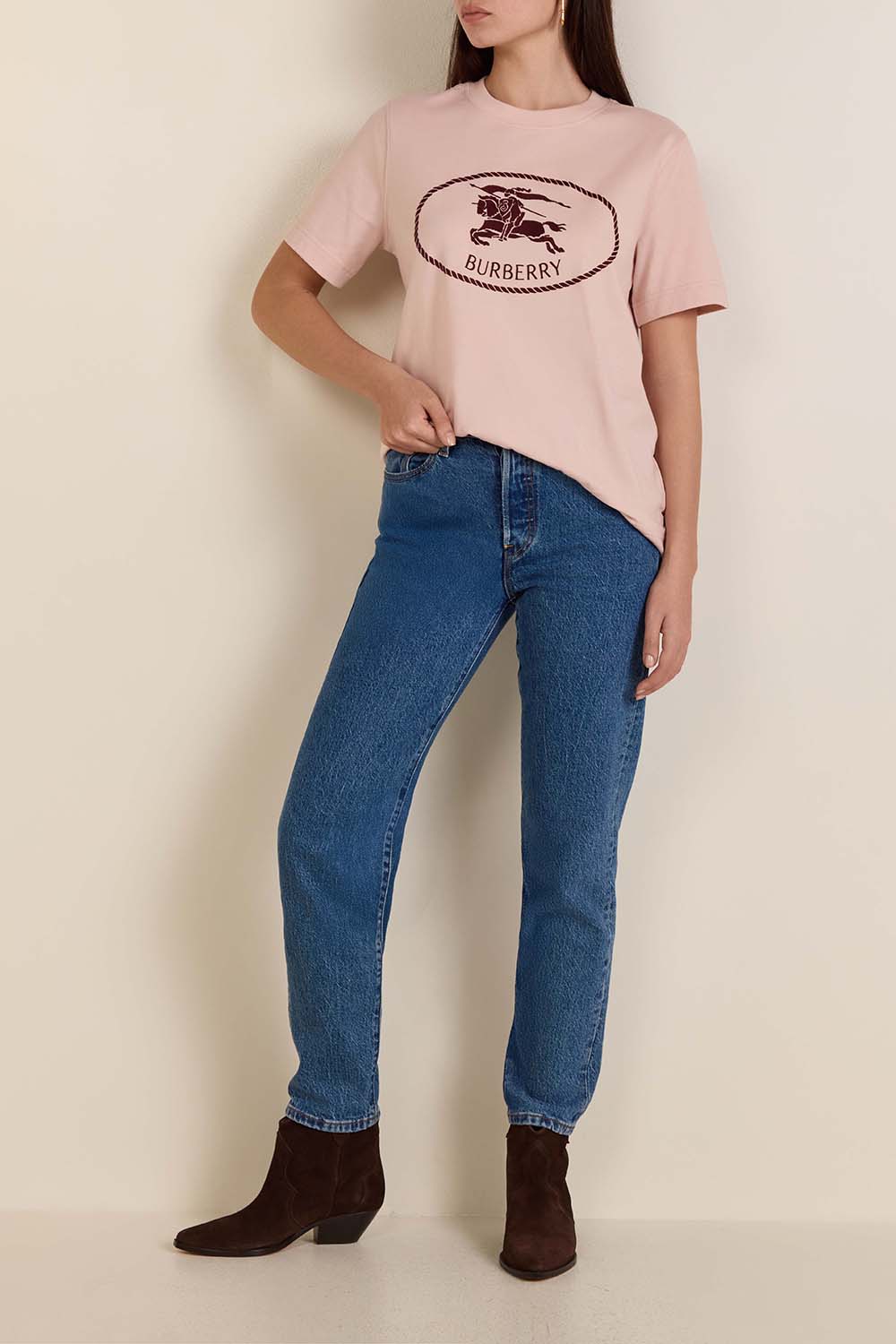 תמונת כל הלוק של חולצת טי בגזרת סלים פיט